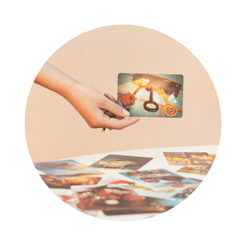 icon 20 mano che estrae e sceglie una carta Dixit tra tante altre presenti sul tavolo